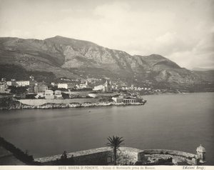 Vista de Montecarlo, resort com vista para o Mar da Ligúria. Os Alpes Marítimos erguem-se ao fundo. A fotografia foi tirada do Mónaco. de Giacomo Brogi