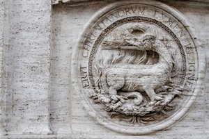 Brasão na fachada da igreja de São Luís de França de Giacomo della Porta