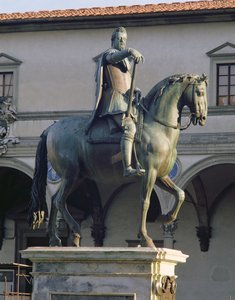 Estátua equestre do grão-duque Ferdinand I c.1123-90 detalhe mostrando o cavalo e o cavaleiro do detalhe de bronze lateral de 97646