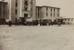 Álbum "Fotos da Segunda Guerra": Soldados italianos e ambulâncias da Cruz Vermelha em Gradisca Sagrado, Gorizia, Itália (foto a p/b)
