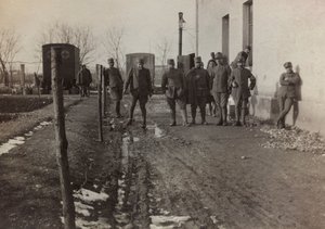 Álbum "Fotos da Segunda Guerra": Soldados italianos e ambulâncias da Cruz Vermelha em Gradisca Sagrado, Gorizia, Itália (foto a p/b)