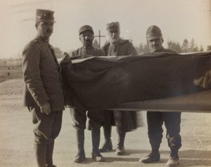 Álbum "Fotos da Segunda Guerra": Soldados italianos carregam o caixão de um caído da Grande Guerra (foto a p/b)