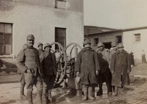 Álbum "Fotos da Segunda Guerra": Soldados italianos em Gradisca Sagrado, Gorizia, Itália (foto a p/b)