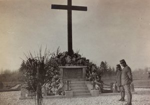 Álbum "Fotos da Segunda Guerra": memorial de guerra em Gradisca (foto a p/b)