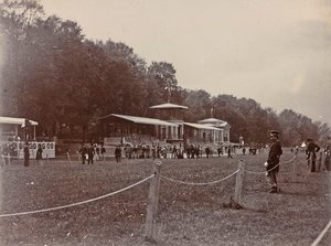 Polícia num hipódromo durante uma corrida de cavalos
