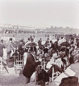 Espectadores do hipódromo do Parque Cascine: General Pralormo, Neri Corsini, Alberto Rignano, Gennaro Placci, a Condessa Maud Ricci, Condessa de Perkenstein