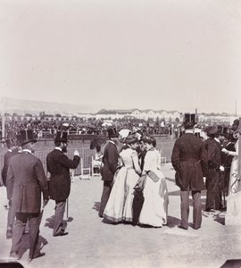Hipódromo dos espectadores no Parque Cascine: Giovanni Fabbroni, o marquês Eugenio Niccolini e a sua esposa, a condessa Guicciardini, L. Manara