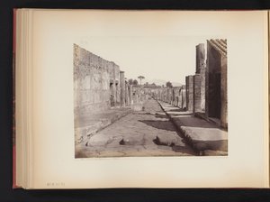 Gezicht op de Strada della Abbondanza te Pompeï, Italië
Strada della Abbondanza Pompeia (título sobre o objecto)