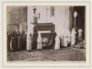 Cortejo fúnebre de monges com capuzes pontiagudos à entrada de uma igreja em Itália de Giorgio Sommer