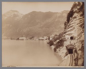 Brunnen no Lago Lucerna, na Suíça
Brunnen (título sobre o objecto) de Giorgio Sommer