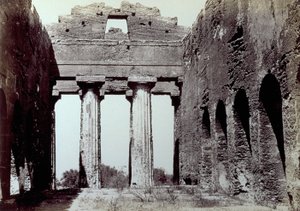 Interior do Templo da Concórdia, no Vale dos Templos, em Agrigento. Em primeiro plano, duas colunas dóricas; nas laterais, uma parede de perímetro arqueado.