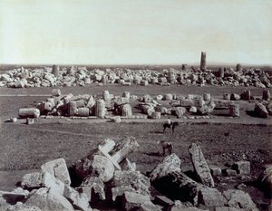 Panorama dos restos mortais do Templo de Minerva e do Templo de Apolo em Selinunte. Há um homem a cavalo entre as ruínas do sítio arqueológico. de Giorgio Sommer