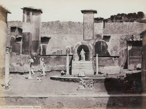 Vista parcial do jardim elevado da Casa de Marcus Lucretius em Pompeia, decorado com estátuas e ervas de mármore. Ao centro uma fonte com um nicho. No fundo, fragmentos de pinturas murais. de Giorgio Sommer