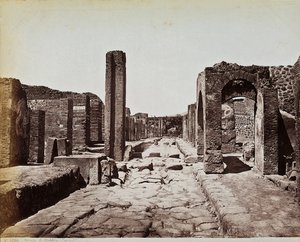 Ruínas estruturais ao longo da Strada di Stabia, no sítio arqueológico de Pompeia de Giorgio Sommer