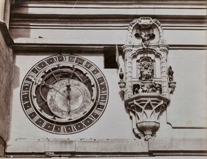 O quadrante da Torre do Relógio em Berna, por Kaspar Brunnen (1527-1530). Ao lado do relógio astronômico uma bancada que contém estatuetas que são ligadas pelo mecanismo do próprio relógio quatro minutos antes de bater a hora. de Giorgio Sommer