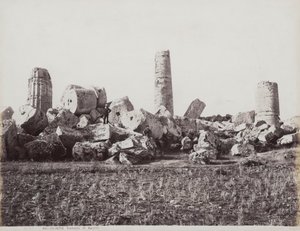 Os restos do Templo de Apollo em Selinunte. Duas figuras masculinas podem ser vistas nas colunas colapsadas de Giorgio Sommer