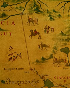 O deserto de Lop e a casa dos espíritos e fantasmas atravessados por Marco Polo de Giovan Battista Ramusio
