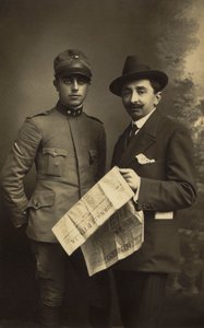 Retrato de um casal masculino, um em uniforme militar e outro com o "Giornale d
