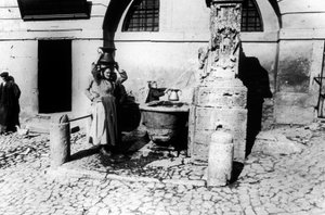 Mulheres em uma fonte de Giovanni Battista Simone Unterveger