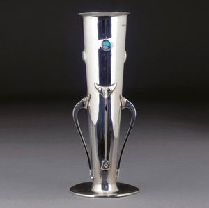Um vaso cítrico de prata e turquesa, 1901