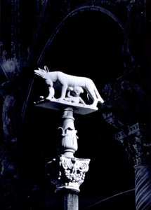 O Lobo Sienês, com os gêmeos Romulus e Remus, fachada da Piazza del Duomo (mármore) de Giovanni Pisano