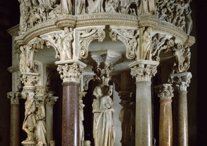 Virtudes teológicas e Hércules à esquerda Detalhe de grupos esculpidos que suportam o púlpito. Escultura em mármore de Giovanni Pisano (1248-1314). 1302-1311 Catedral de Pisa (Duomo di Santa Maria Assunta di Pisa), Itália