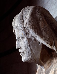 Virgem com criança. Detalhe (Escultura em mármore de Giovanni Pisano