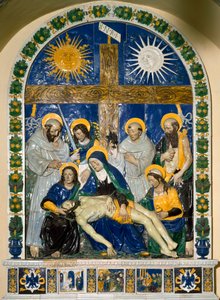 O Depósito (Pieta)". Jesus Cristo e a Virgem Maria rodeados por São João e Santa Maria Madalena diante da cruz com a inscrição INRI (I.N.R.I.) Cerâmica em alto relevo de Giovanni della Robbia (1469-1529) 1525 Dim. 287x210 cm Santuario della V