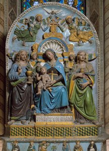 A Virgem e o Menino com mármore e terracota policromado de Santa Madeleine e São João Evangelista por Giovanni della Robbia (1469-1529) Florença, Chiesa di Santa Croce, Cappella Pulci
