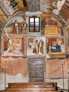 A porta principal da Capela Botoneri com as pinturas que representam a Paixão de Cristo