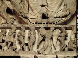 Tímpano do Portal Oeste representando o Juízo Final: detalhe dos pés de Cristo, um anjo e mortais, c.1130-35 calcário