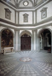 Vista da sacristia octogonal construída sobre projeto de Giuliano da Sangallo (1445-1516)