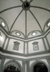 Vista da sacristia octogonal construída sobre projeto de Giuliano da Sangallo (1445-1516)
