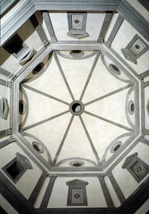 Vista da sacristia octogonal construída sobre projeto de Giuliano da Sangallo (1445-1516)