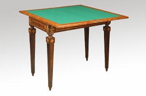 Mesa com tampa verde