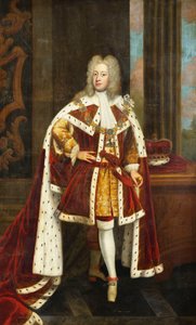 Retrato do rei George II, quando o príncipe de Gales, de corpo inteiro, vestindo mantos de Estado e o colar da ordem da liga, segurando a espada na mão esquerda e a coroa sobre uma mesa ao lado dele, no interior, de Godfrey Kneller