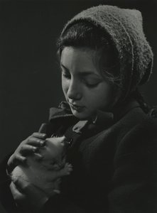 Rapariga com um gatinho branco nos braços. Início da década de 1950