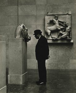 Homem a olhar para esculturas no Museu Britânico, Londres, década de 1950.