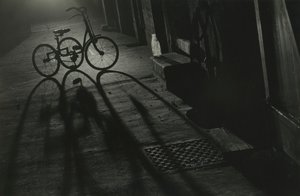 Silhueta de um triciclo à noite