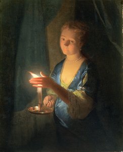 Uma senhora segurando uma vela