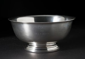 Troféu de tênis de tigela de prata entregue a Sally Ride, 1965.