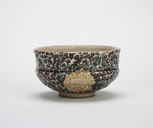 Tigela de chá com design de brocado de seda, meados do século 19 (grés com esmalte sobre esmalte transparente) de Gorosuke Shonsui
