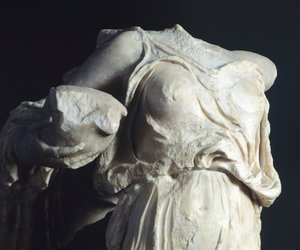 Figura acroterial, escultura do templo de Asclepius, Epidauro, Grécia, Civilização Grega, Século IV AC (escultura) de Greek