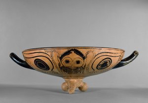 Taça ática de figuras negras decorada com um tondo de cabeça de górgona rodeado por seis homens reclinados a assistir a um simpósio, à maneira do Andocides Painter, c.500 aC (cerâmica) (ver também 100563 e 419877) de Greek