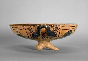 Taça ática de figuras negras decorada com um tondo de cabeça de górgona rodeado por seis homens reclinados a assistir a um simpósio, à maneira do Andocides Painter, c.500 aC (cerâmica) (ver também 100563 e 419876) de Greek