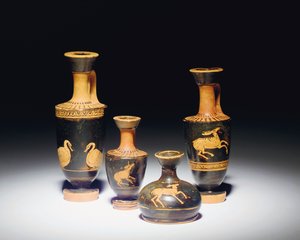 Lekythos de figura vermelha ática, final do século V a.C., e lekythos agachado em miniatura, século V a.C. de Greek