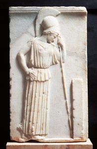Baixo-relevo retratando Athena de luto em frente a uma estela de Greek