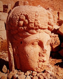 Cabeça colossal com as características da deusa Tyche de Greek