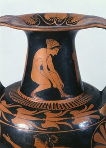Mulher agachada amarrando sua sandália, detalhe do pescoço de uma ânfora ática de figuras vermelhas, feita por Pamphaios e pintada por Oltos, c.510-500 aC (cerâmica)