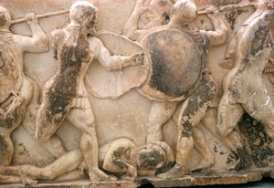 Luta pelo corpo de Pátroclo, friso do Tesouro Siphniano, c.525 aC (mármore)